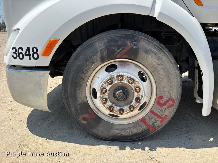 image for item ER7573 2018 Peterbilt 579 semi truck
