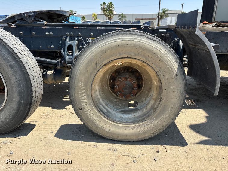 image for item ER7573 2018 Peterbilt 579 semi truck