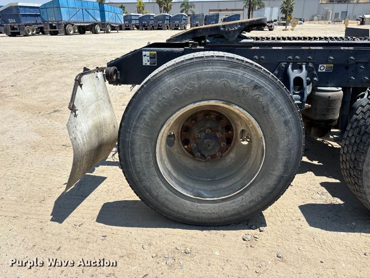 image for item ER7573 2018 Peterbilt 579 semi truck