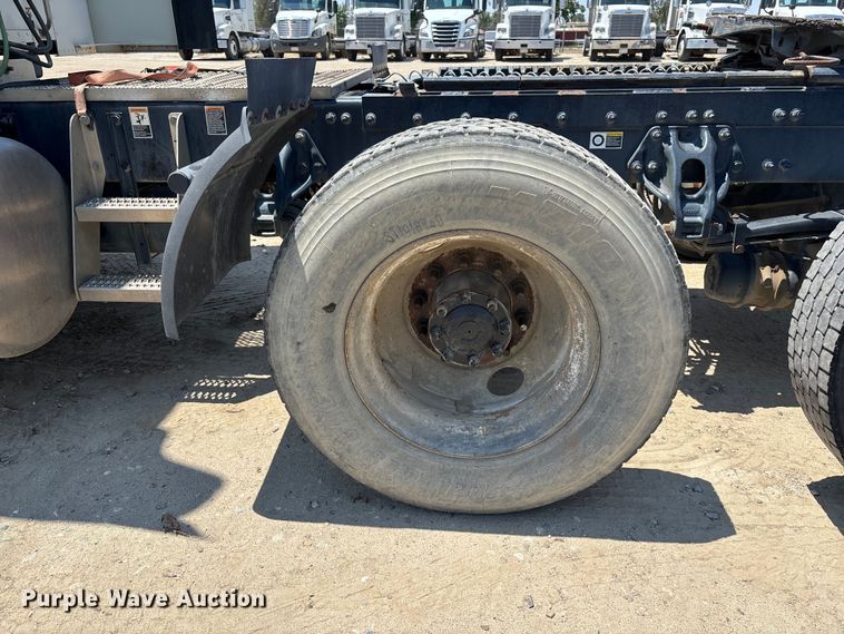 image for item ER7573 2018 Peterbilt 579 semi truck