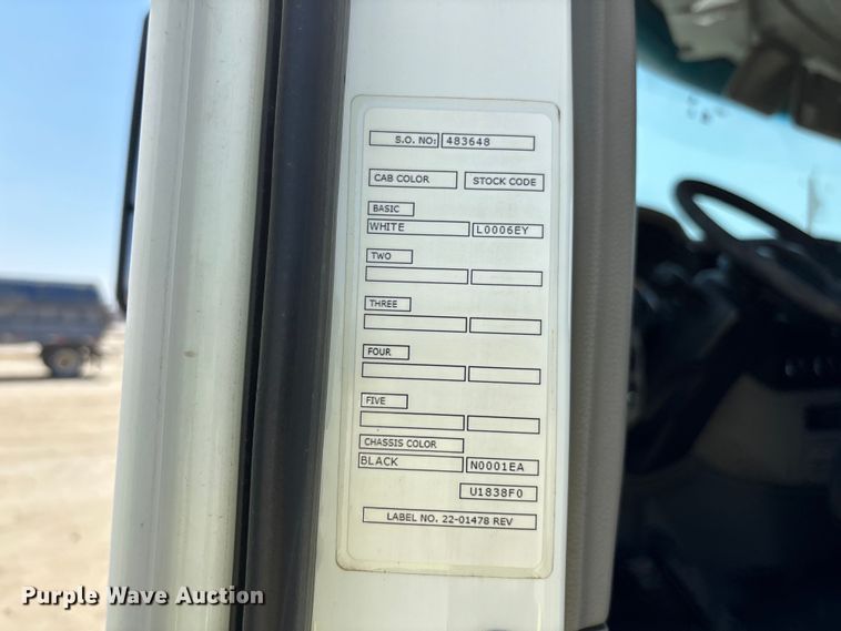 image for item ER7573 2018 Peterbilt 579 semi truck