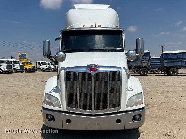 image for item ER7574 2018 Peterbilt 579 semi truck