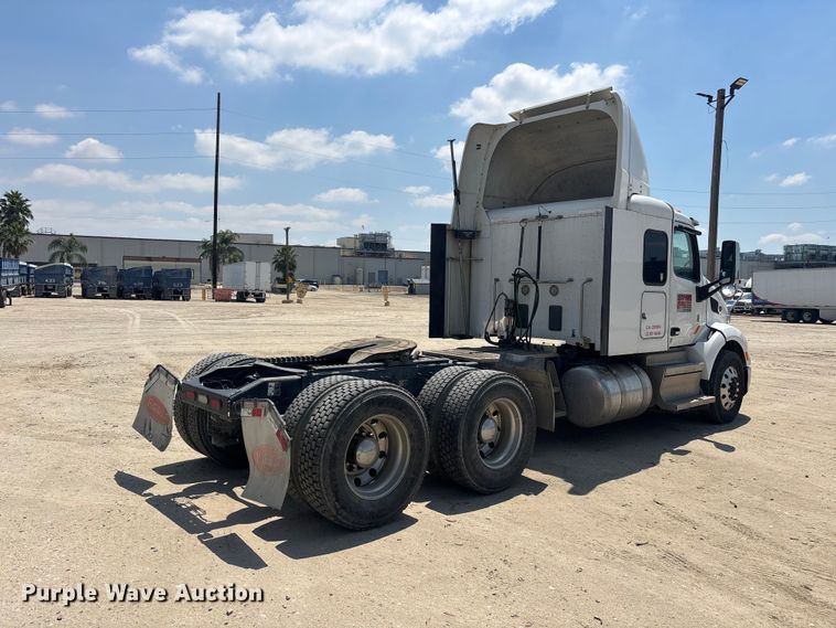 image for item ER7574 2018 Peterbilt 579 semi truck