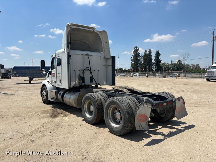 image for item ER7574 2018 Peterbilt 579 semi truck