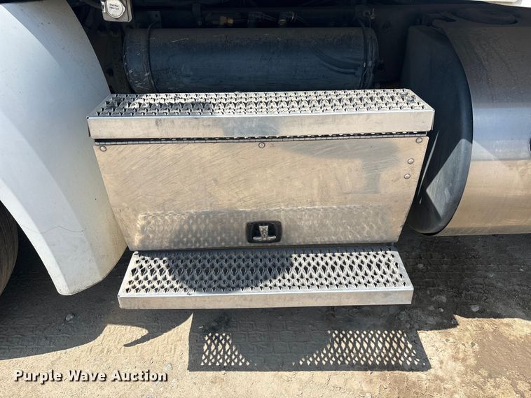 image for item ER7574 2018 Peterbilt 579 semi truck