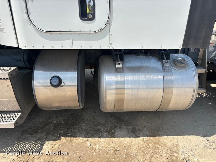 image for item ER7574 2018 Peterbilt 579 semi truck