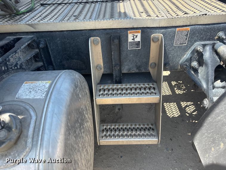 image for item ER7574 2018 Peterbilt 579 semi truck