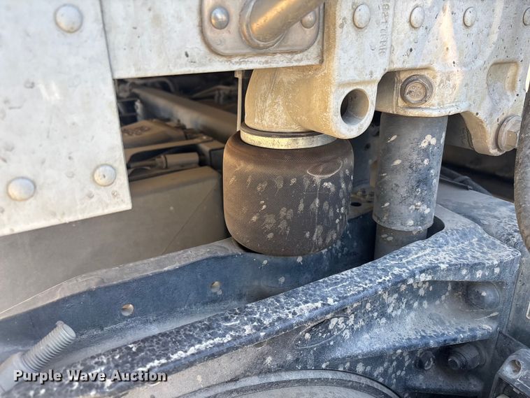 image for item ER7574 2018 Peterbilt 579 semi truck