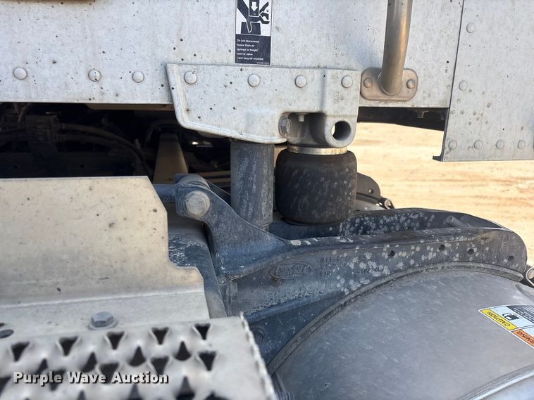 image for item ER7574 2018 Peterbilt 579 semi truck