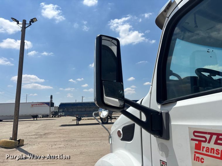 image for item ER7574 2018 Peterbilt 579 semi truck