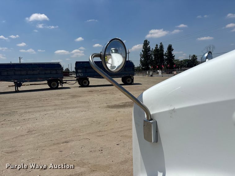 image for item ER7574 2018 Peterbilt 579 semi truck