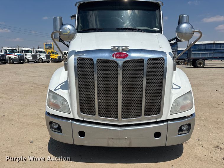 image for item ER7574 2018 Peterbilt 579 semi truck
