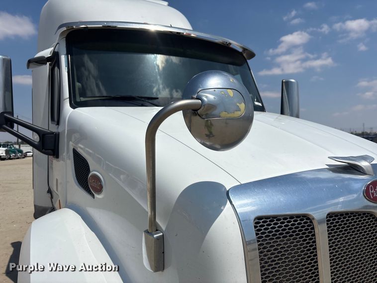 image for item ER7574 2018 Peterbilt 579 semi truck