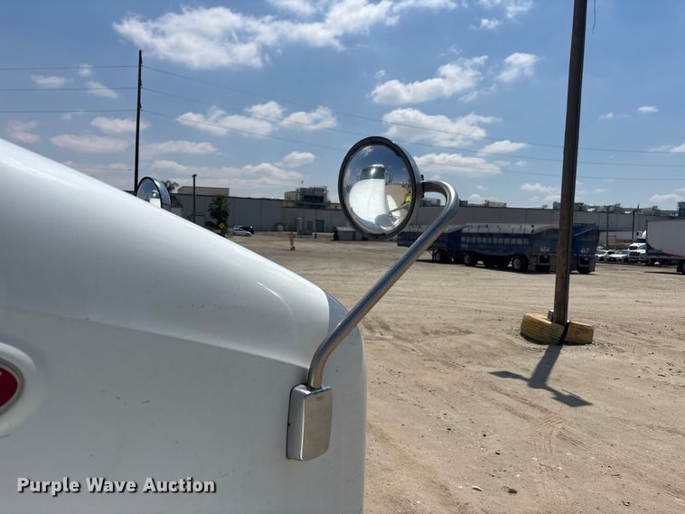 image for item ER7574 2018 Peterbilt 579 semi truck