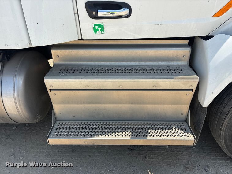 image for item ER7574 2018 Peterbilt 579 semi truck