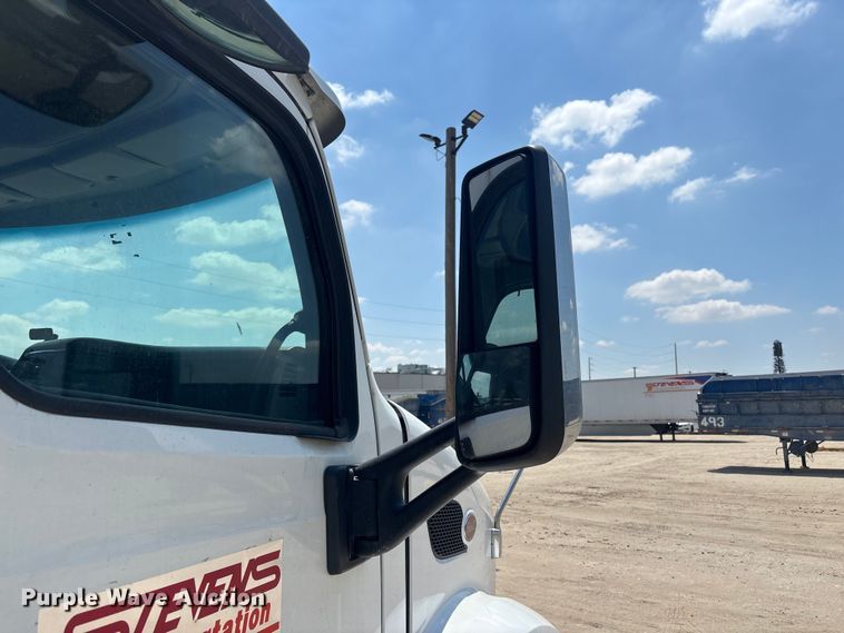 image for item ER7574 2018 Peterbilt 579 semi truck