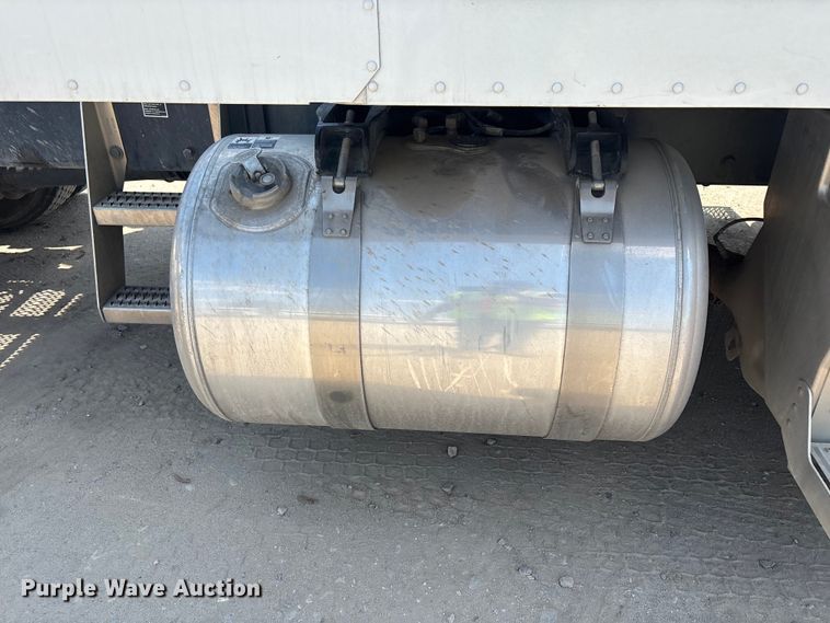 image for item ER7574 2018 Peterbilt 579 semi truck