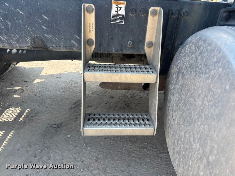 image for item ER7574 2018 Peterbilt 579 semi truck