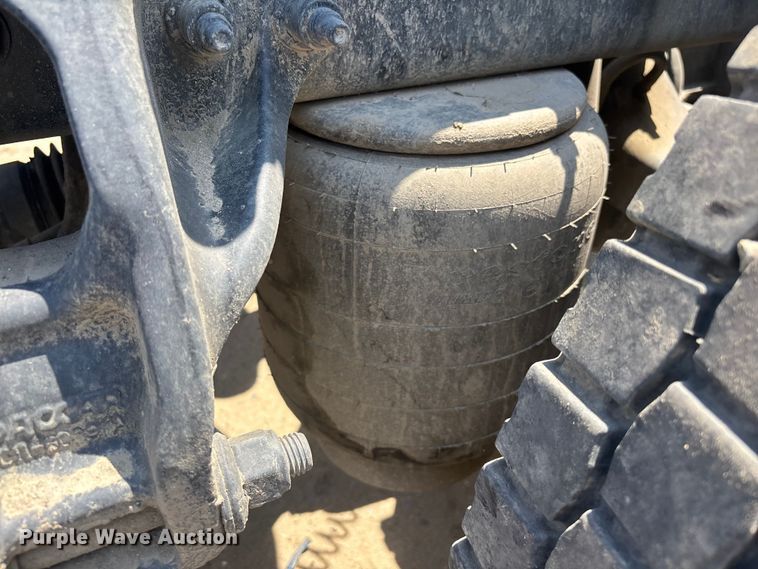 image for item ER7574 2018 Peterbilt 579 semi truck
