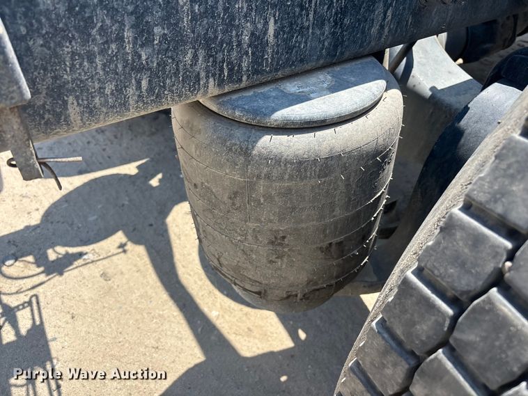 image for item ER7574 2018 Peterbilt 579 semi truck