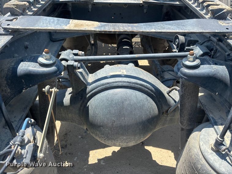 image for item ER7574 2018 Peterbilt 579 semi truck