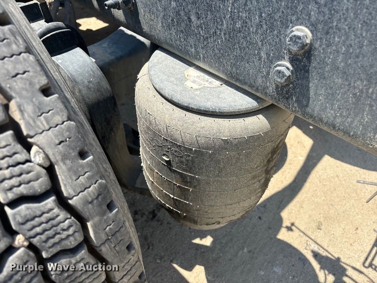 image for item ER7574 2018 Peterbilt 579 semi truck