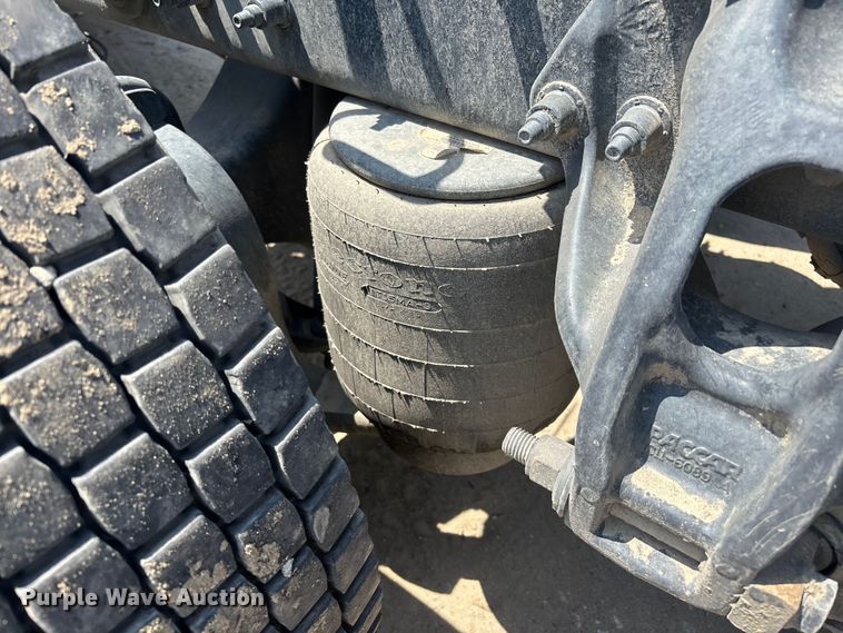 image for item ER7574 2018 Peterbilt 579 semi truck