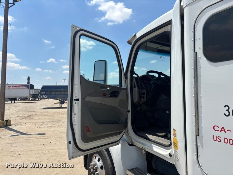 image for item ER7574 2018 Peterbilt 579 semi truck