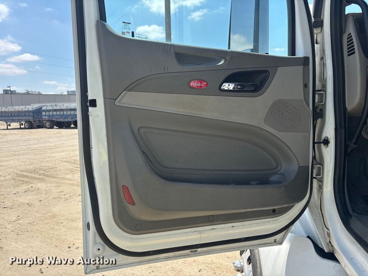 image for item ER7574 2018 Peterbilt 579 semi truck