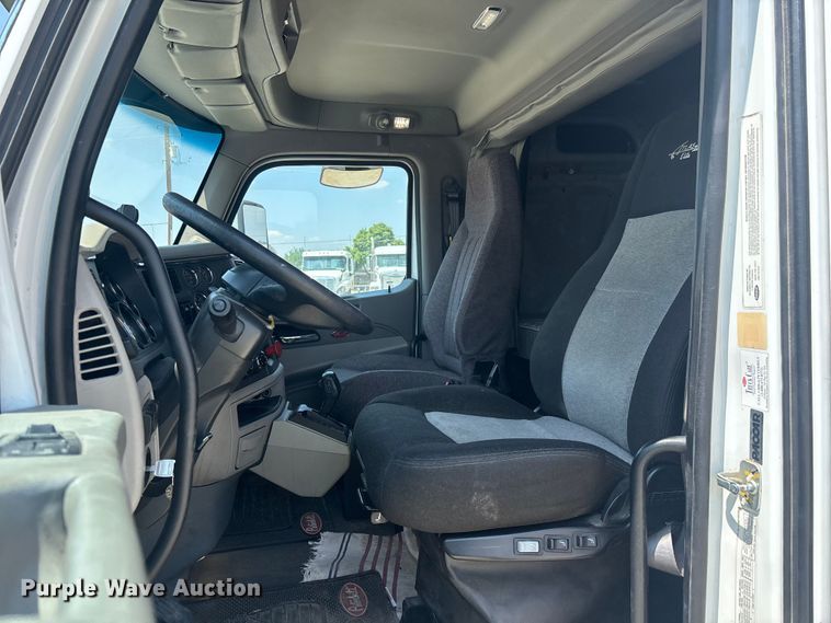 image for item ER7574 2018 Peterbilt 579 semi truck