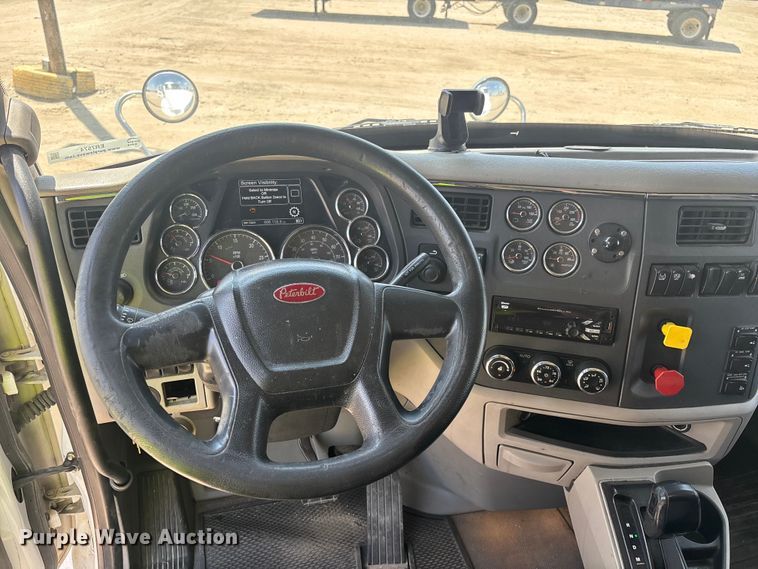 image for item ER7574 2018 Peterbilt 579 semi truck