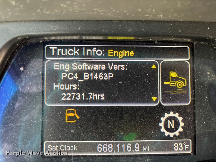 image for item ER7574 2018 Peterbilt 579 semi truck