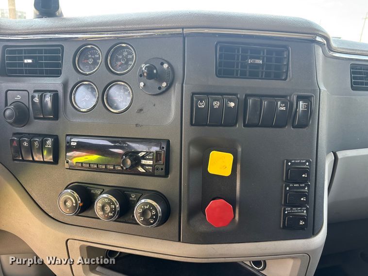 image for item ER7574 2018 Peterbilt 579 semi truck