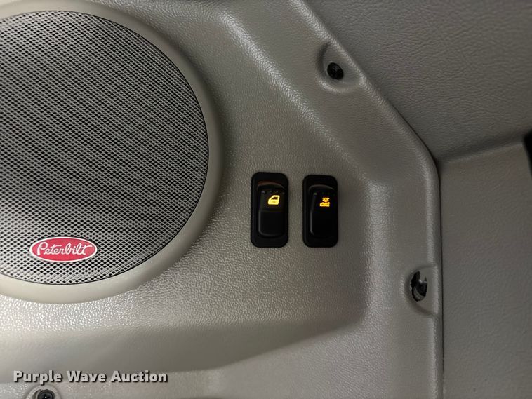 image for item ER7574 2018 Peterbilt 579 semi truck