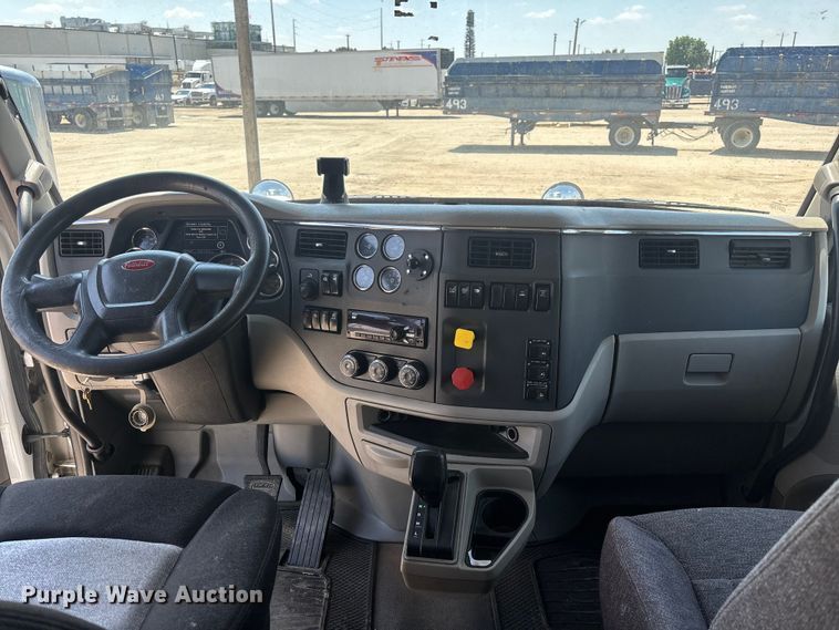 image for item ER7574 2018 Peterbilt 579 semi truck