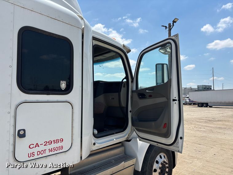 image for item ER7574 2018 Peterbilt 579 semi truck