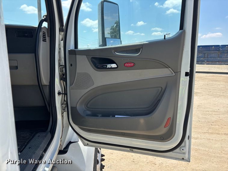 image for item ER7574 2018 Peterbilt 579 semi truck
