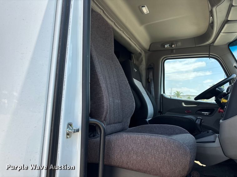 image for item ER7574 2018 Peterbilt 579 semi truck