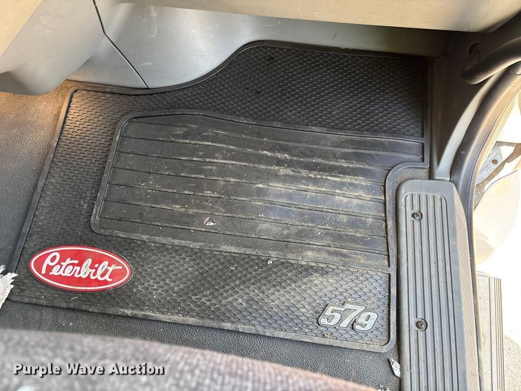 image for item ER7574 2018 Peterbilt 579 semi truck