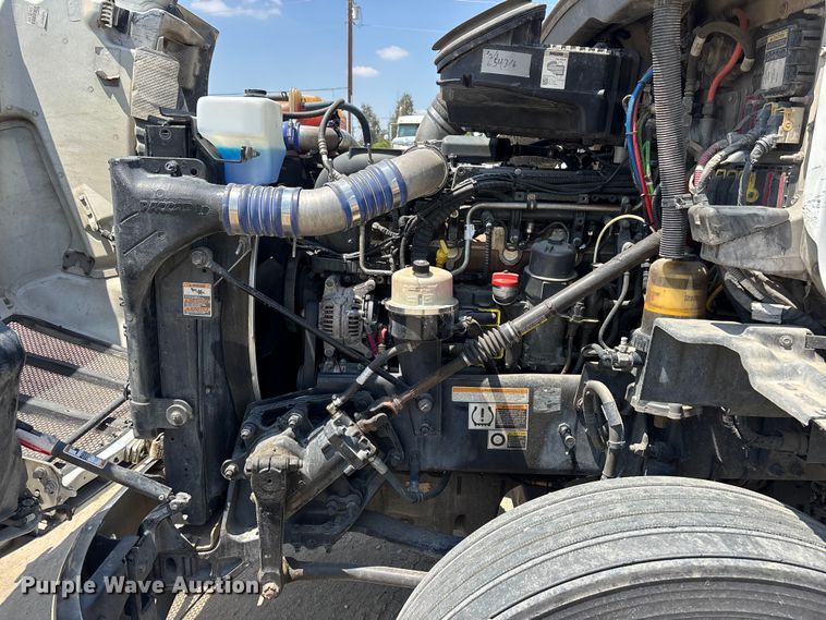 image for item ER7574 2018 Peterbilt 579 semi truck