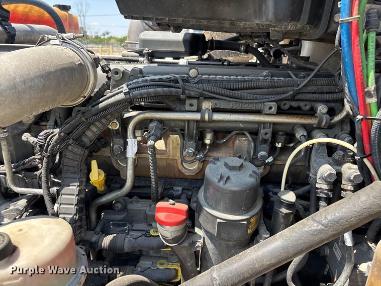 image for item ER7574 2018 Peterbilt 579 semi truck