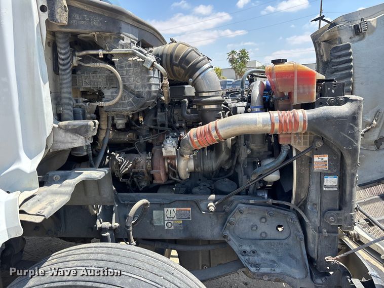 image for item ER7574 2018 Peterbilt 579 semi truck