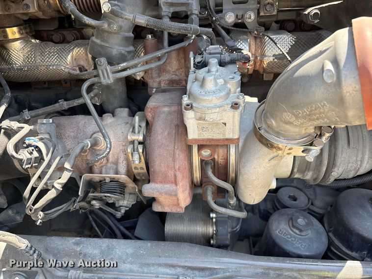 image for item ER7574 2018 Peterbilt 579 semi truck