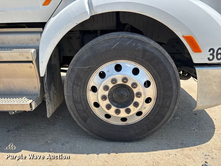 image for item ER7574 2018 Peterbilt 579 semi truck
