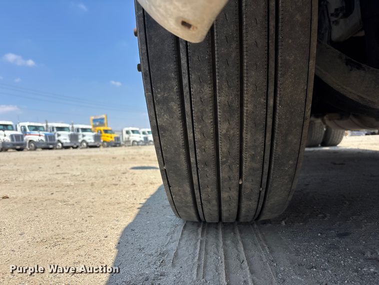 image for item ER7574 2018 Peterbilt 579 semi truck