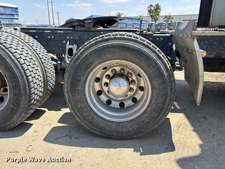image for item ER7574 2018 Peterbilt 579 semi truck
