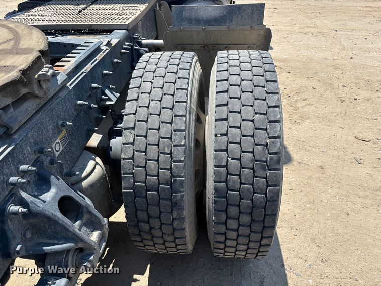 image for item ER7574 2018 Peterbilt 579 semi truck