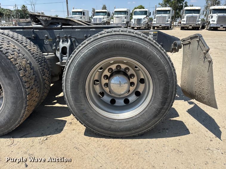 image for item ER7574 2018 Peterbilt 579 semi truck