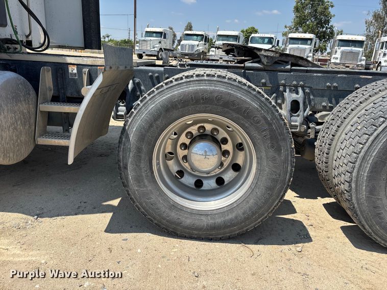 image for item ER7574 2018 Peterbilt 579 semi truck