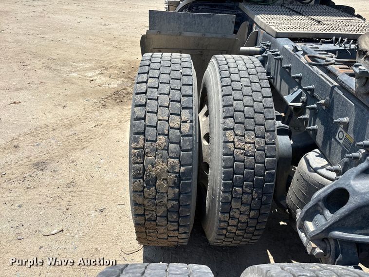 image for item ER7574 2018 Peterbilt 579 semi truck